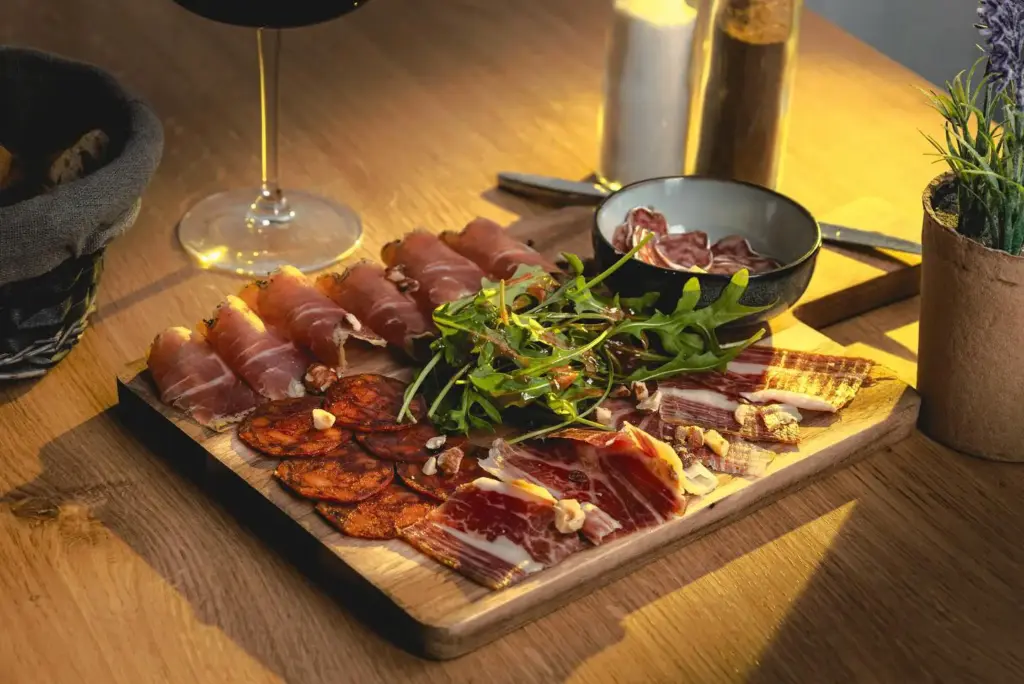 Planche de charcuterie iberique a partager au bar Casa Caliente