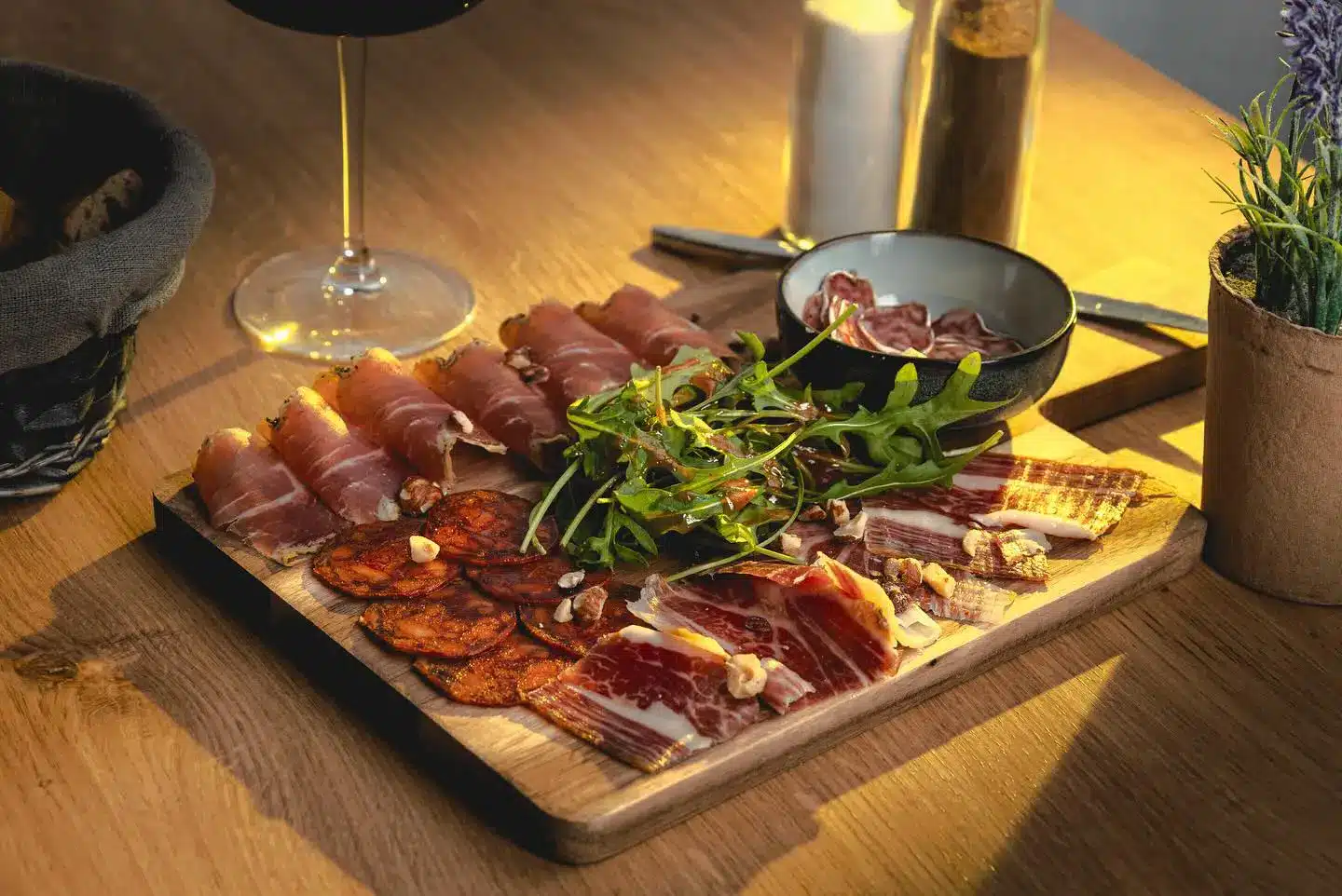Planche de charcuterie ibérique à partager au bar Casa Caliente